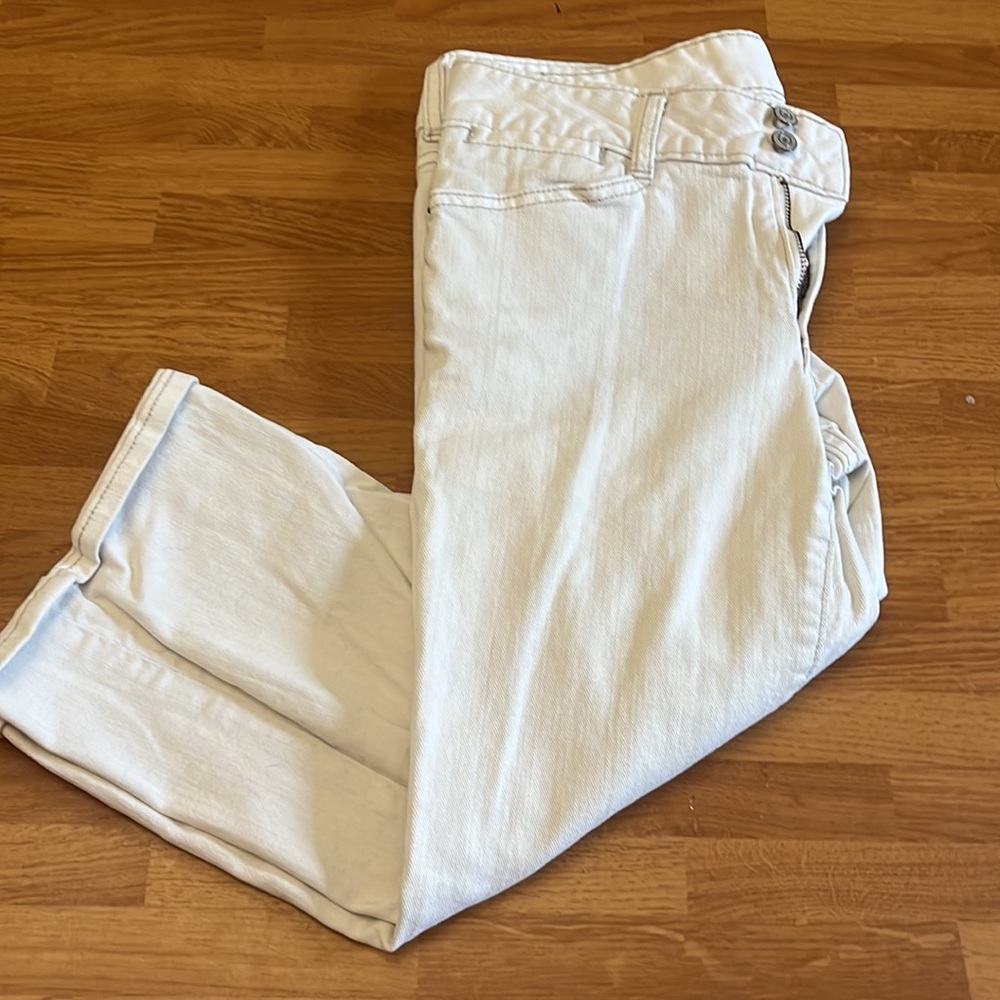 White curvy flare capris 6/28 - Picture 4 of 4